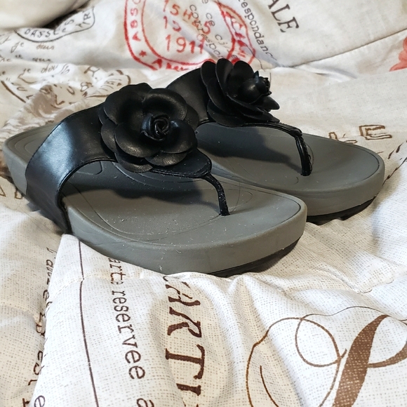 beartrap Shoes - Adorable Black Rose Sandals Size 9 😍